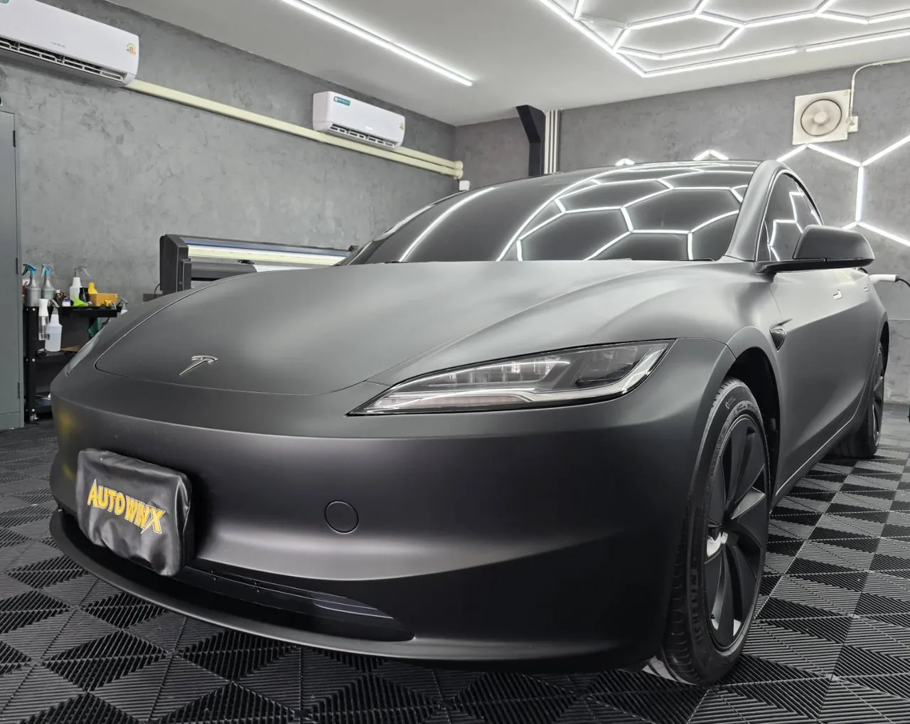 ผลงานแร็ปเปลี่ยนสี Tesla Model 3 Highland สีดำด้าน โดย Auto Winx