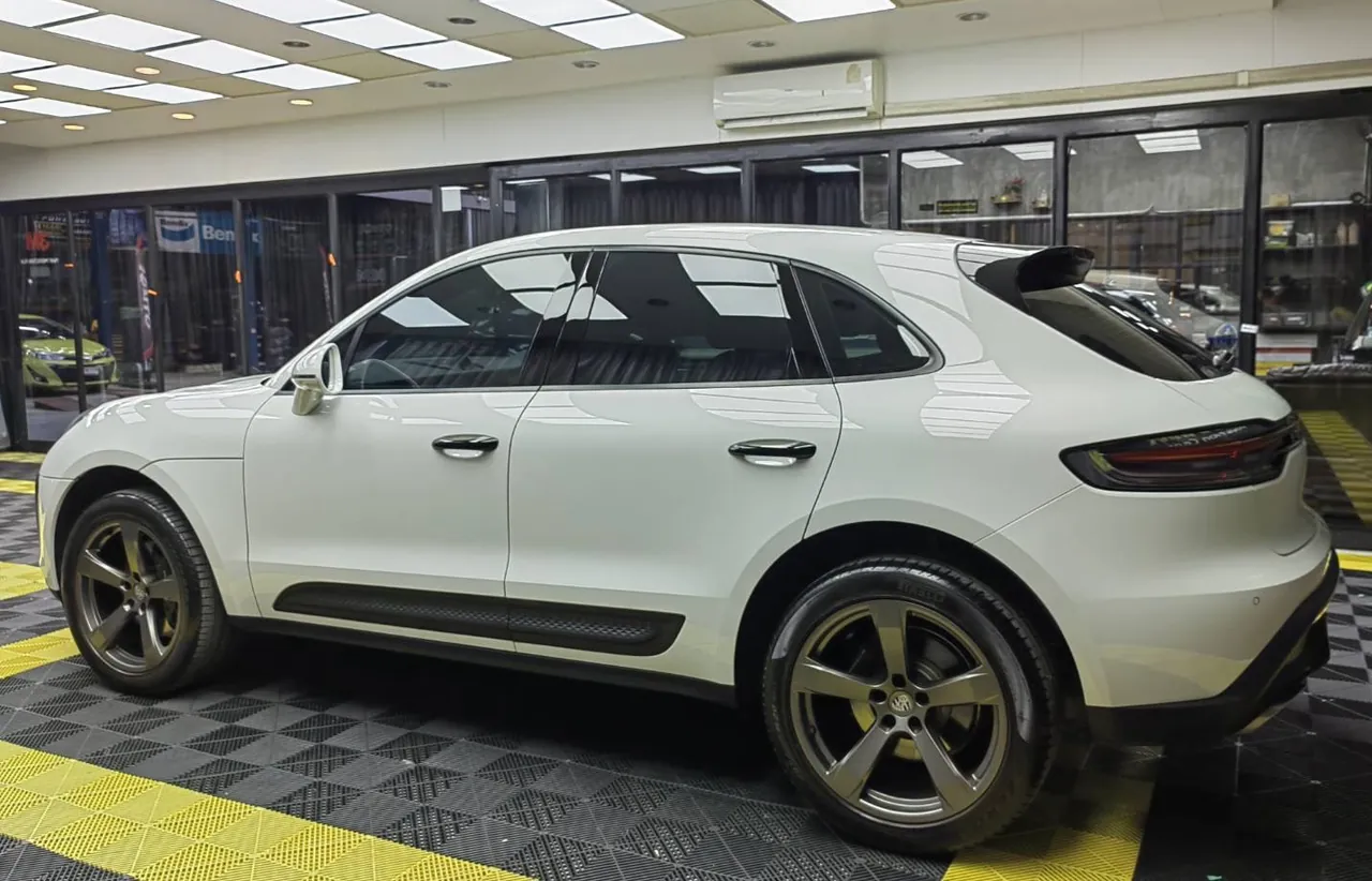 ผลงานฟิล์มกันรอยรอบคัน Porsche Macan สีเทา โดย Auto Winx