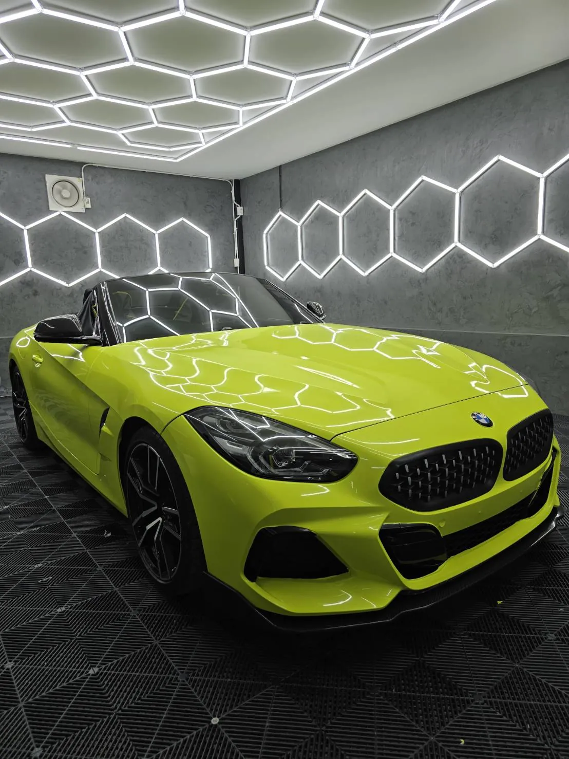 ผลงานแร็ปเปลี่ยนสี BMW Z4 สีเขียวนีออน โดย Auto Winx