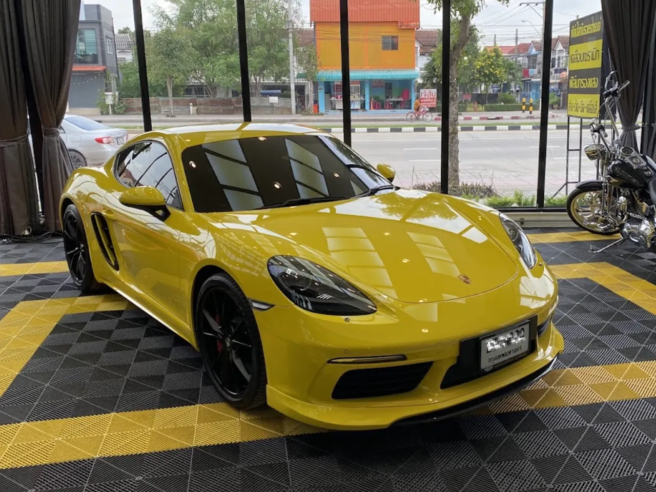 ผลงานฟิล์มกันรอยรอบคัน Porsche 718 สีเหลือง โดย Auto Winx