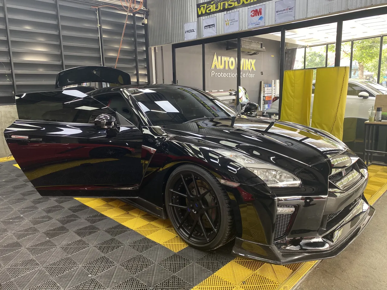 ผลงานฟิล์มกันรอยรอบคัน Nissan GT-R R35 สีดำ โดย Auto Winx